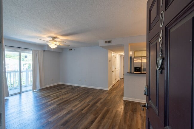 Building Photo - MOVE IN READY 2-bedroom in Virginia Beach!
