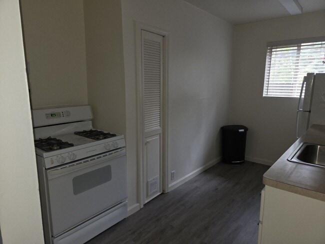Building Photo - LO808-Sarver
