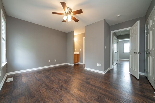 Building Photo - Fantastic 2 Bedroom, 1.5 Bath Townhome in ...