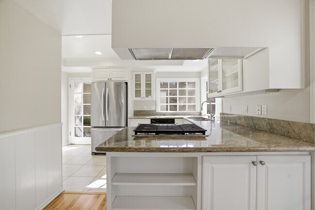 Building Photo - 508 Ventaja