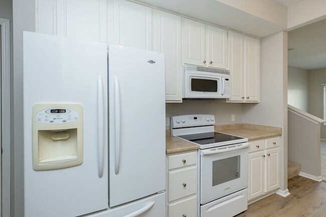 Building Photo - CHARMING TOWNHOME!! 2 Bedroom, 3 Bathroom Townhome in Ankeny!