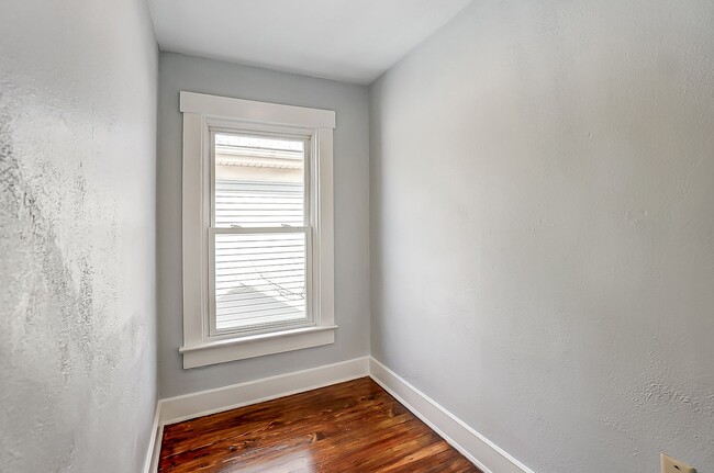 Building Photo - Two Bedroom in Dayton!