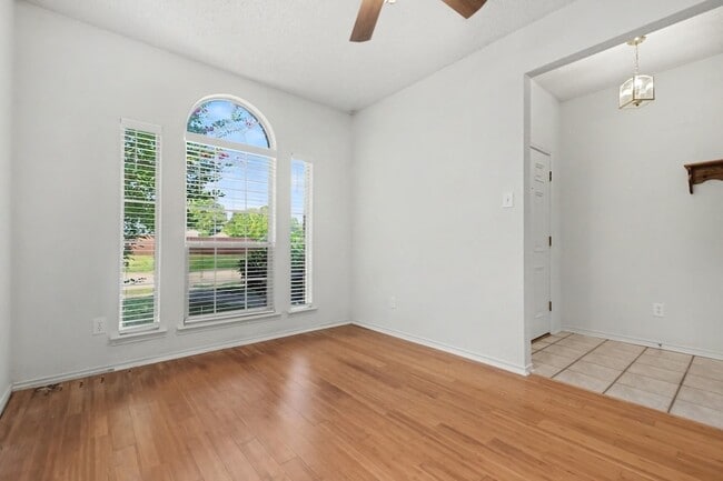 Building Photo - 1306 Woodmont Dr