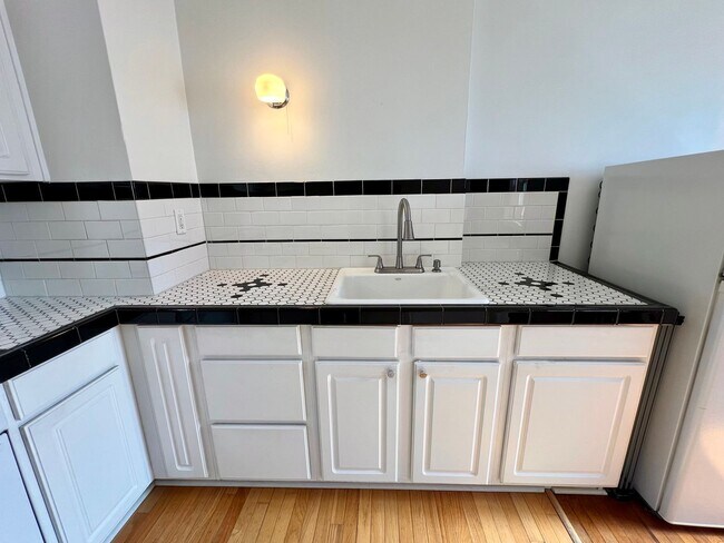 Building Photo - Historic Studio with Murphy Bed, Storage & Prime Alphabet District Location!
