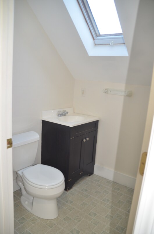 Building Photo - 10-10 Howard St