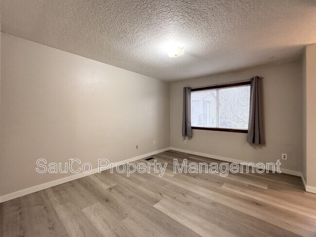 Building Photo - 324 SE 30th Ave