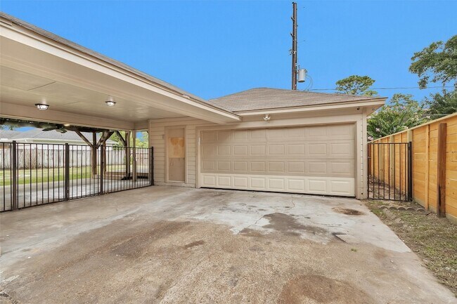 Building Photo - 1122 Rhine Ln