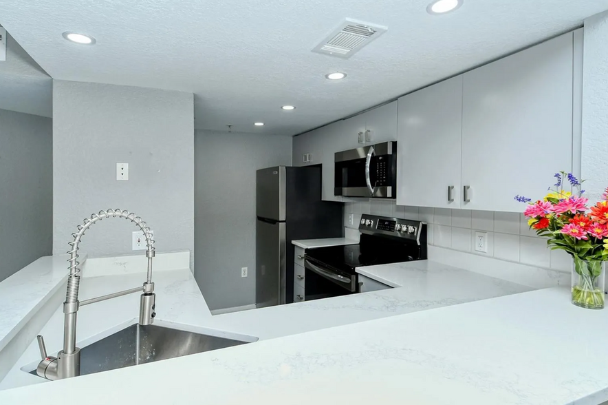 Building Photo - 850 S Tamiami Trl