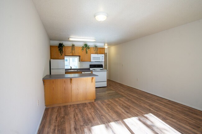 Building Photo - FREE RENT: Top Floor 1Bdr w/Modern Applian...