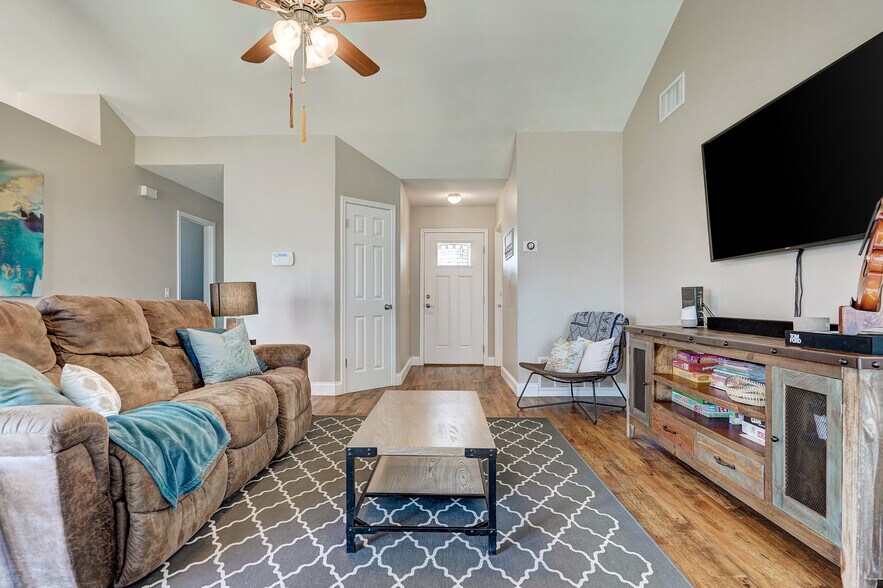 Building Photo - 1307 Rambling Cv