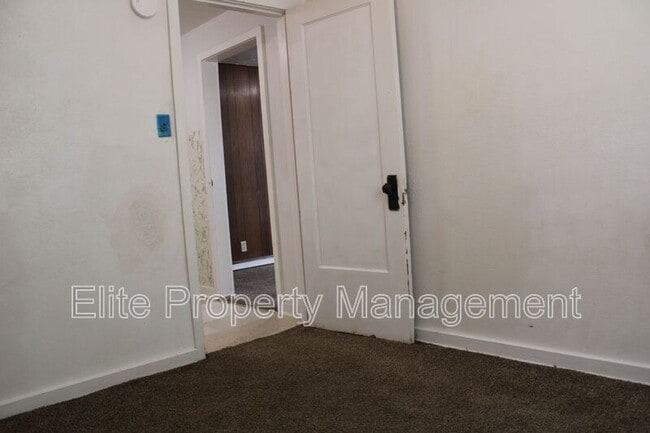 Building Photo - 2727 Santa Fe Dr