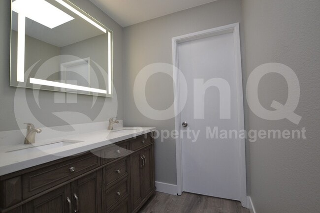 Building Photo - 518 S Allred Dr