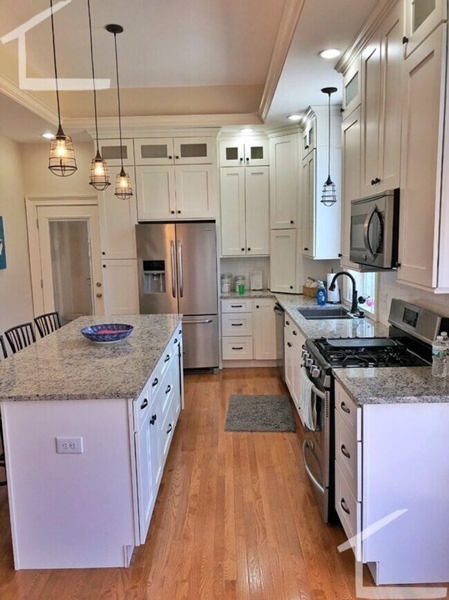 Building Photo - Gorgeous Townhouse in Quincy Avail 9/1