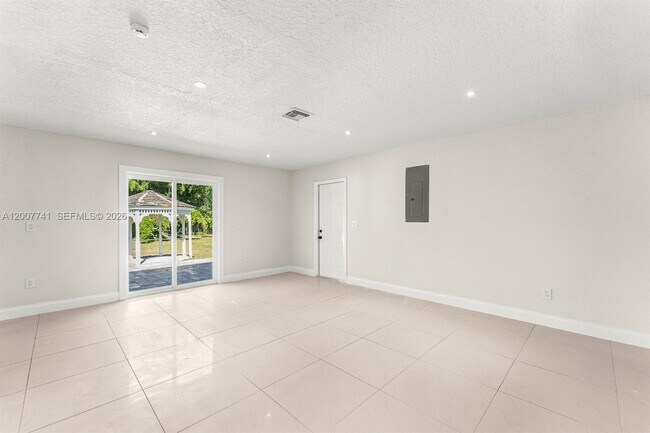 Building Photo - 18055 Sycamore Dr W