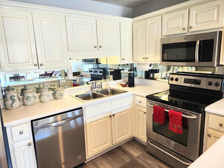 Building Photo - 17462 Front Beach Rd