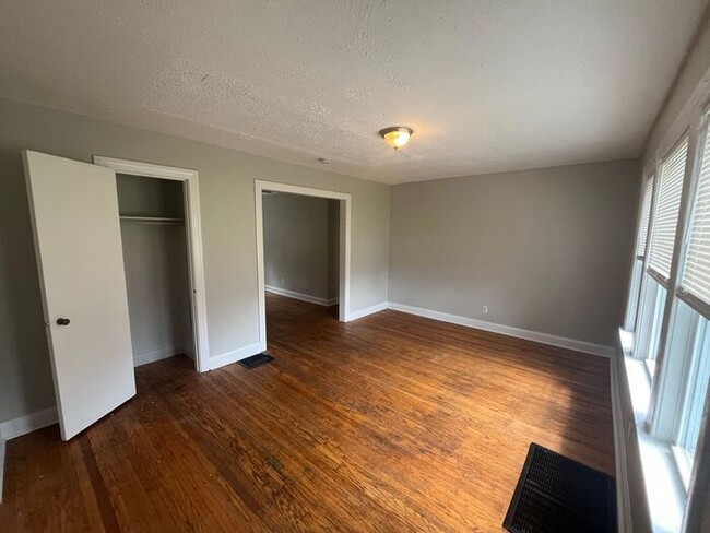 Building Photo - Several Units Available! Lovely 2 bedroom 1 bath classic style apartment