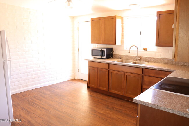 Building Photo - 1052 Chaparral Cir