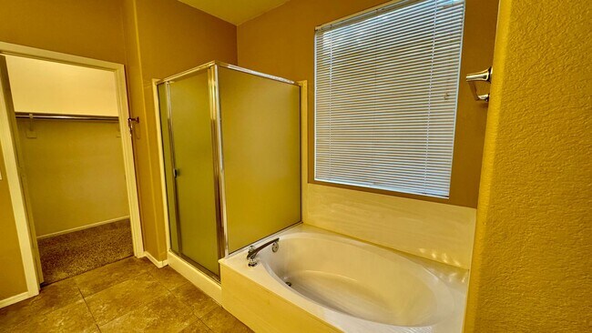 Building Photo - Beautiful 3 Bedroom, 2 Bathroom Home in Ch...