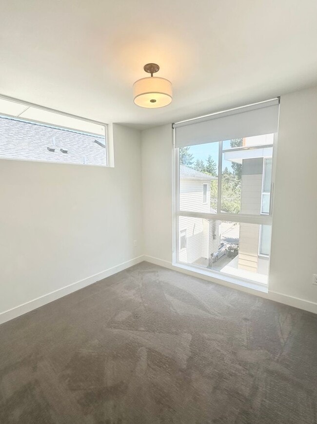 Building Photo - Just listed! Modern 2-bed, 2-bath Townhome...