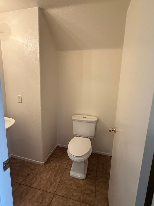 Building Photo - Brentwood Community- Centrally Located- 3 ...