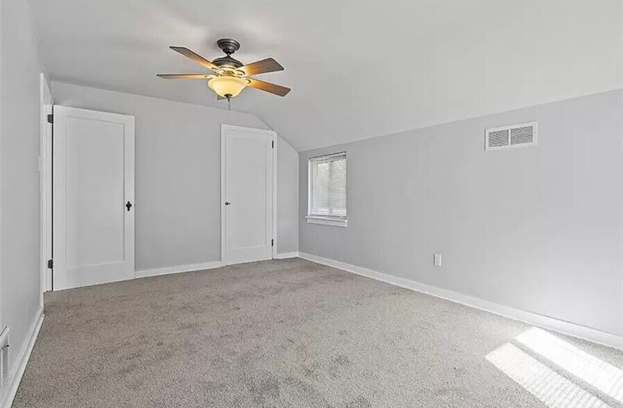 Building Photo - 118 Macfarlane Dr