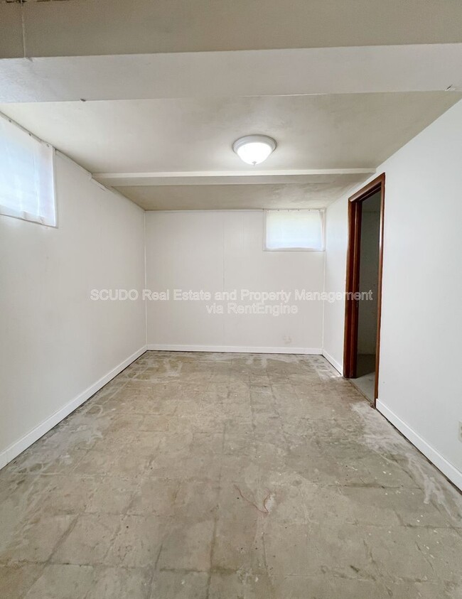 Building Photo - 2320 S Grand Ave