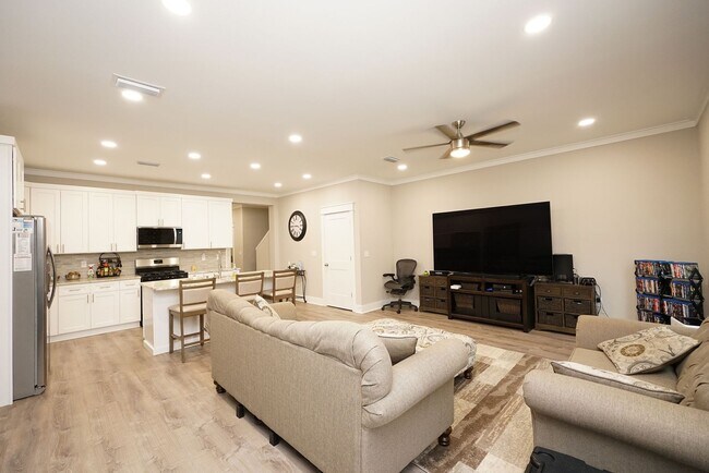 Building Photo - Newer Townhome Conveniently Located Near E...