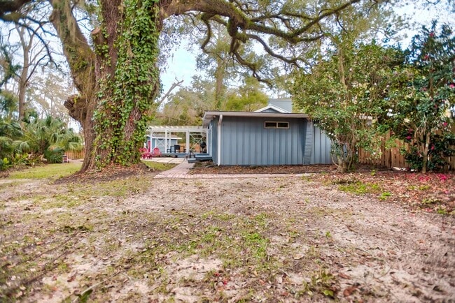 Building Photo - Gorgeous Single Family Home Located In Midtown. Huge Fenced in Backyard!