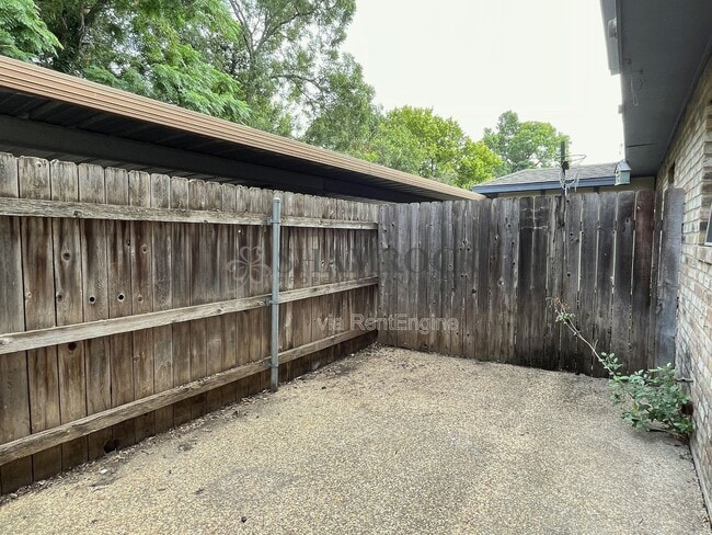 Building Photo - 6815 Old Briarstown Dr