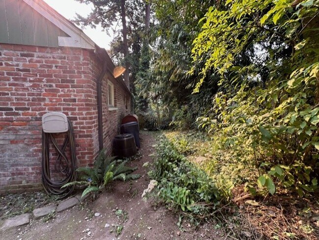 Building Photo - Charming 2 Bed, 1.5 Bath Home with Basement and Sunroom