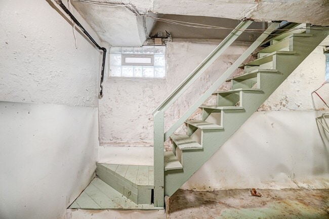 Building Photo - Three Bedroom in Cincinnati! LEASING SPECIAL, Second Month Free if lease signed by 07/31, not mov...