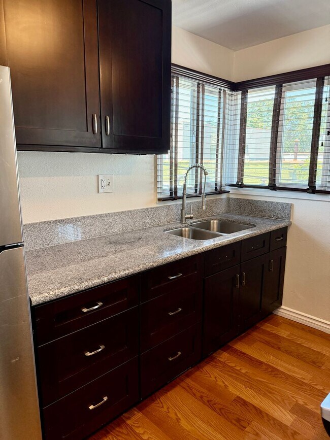 Building Photo - 203B