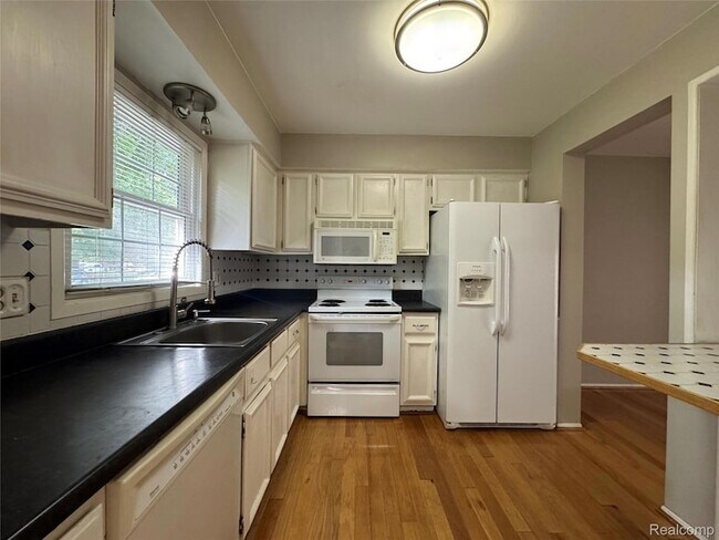 Building Photo - 1775 Brentwood