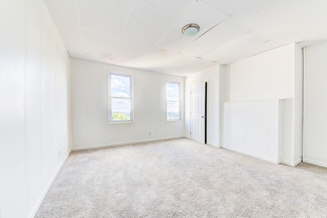 Building Photo - AVAILABLE NOW- 3 BEDROOM, 1.5 BATH HOME!