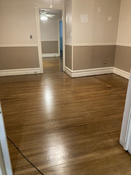 Building Photo - 304 E Broad St