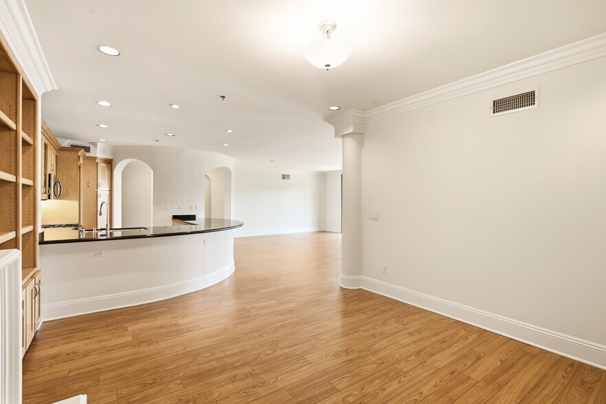 Building Photo - 10305 Almayo Ave