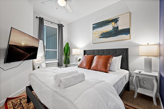 Building Photo - 2425 E Riverside Dr