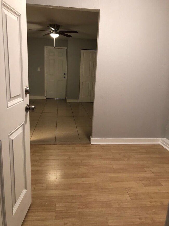 Building Photo - 3 Bedroom/ 2 Bathroom Home