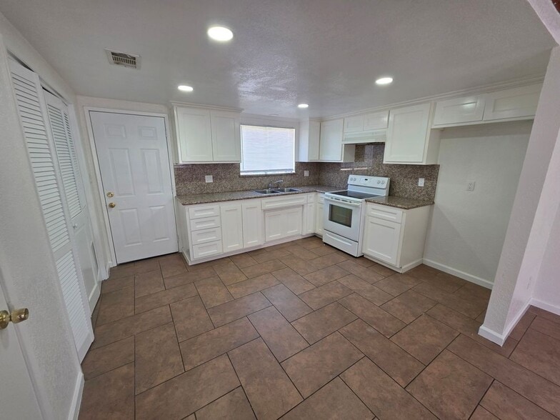 Building Photo - 809 K St