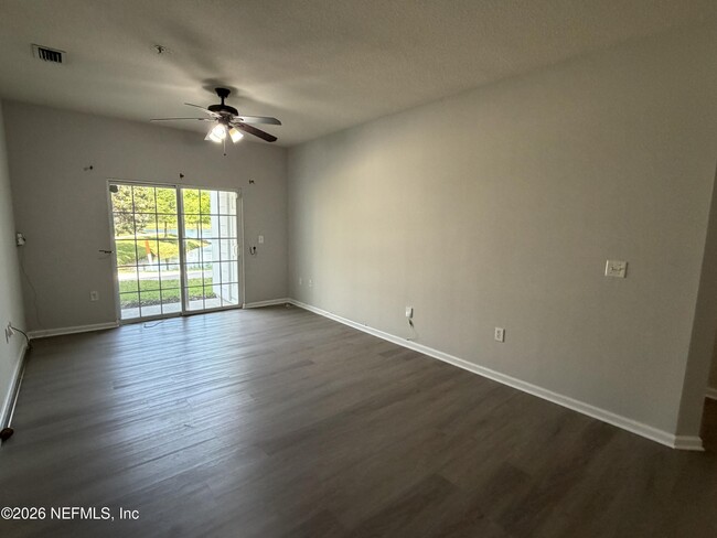 Building Photo - 8201 Green Parrot Rd