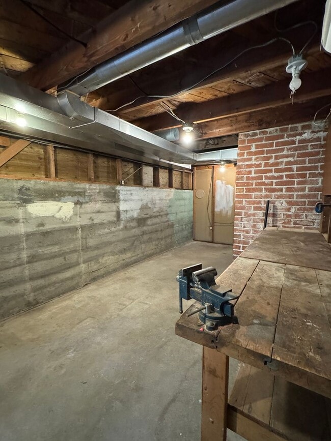 Building Photo - Desirable Indianola waterfront just in time for summer