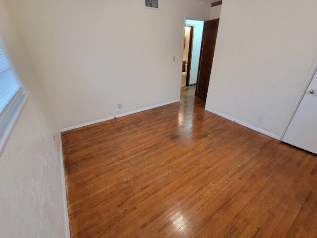 Building Photo - 3545 S Walnut St