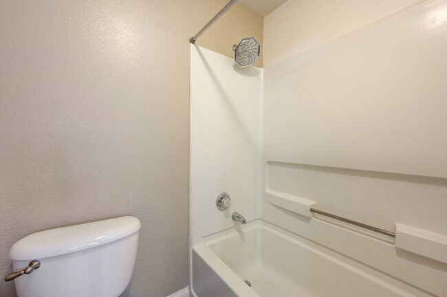 Building Photo - Ground Floor 2BD/2BA Condo in Gated Henderson Community – Resort-Style Amenities!