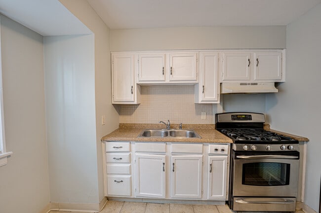 Building Photo - 2208 Fremont St