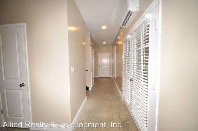 Building Photo - 4 br, 4.5 bath Apartment - 443 Meador Drive