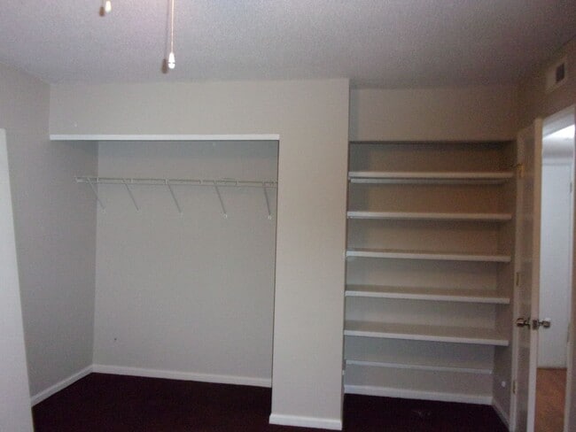 Building Photo - 2 Bedroom 1 Bath Condo with Private Deck in Hunters Chase