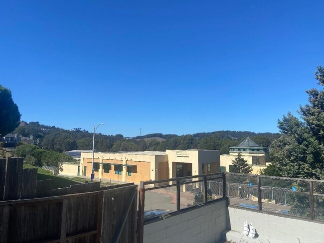 Building Photo - Single-Family Home 3BD/2BA Is Immediately ...
