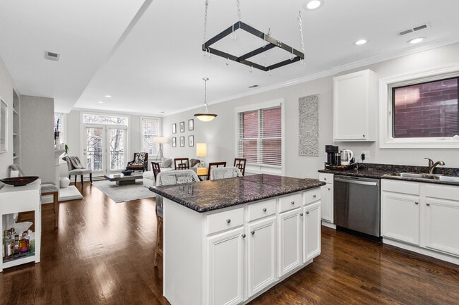 Building Photo - 3928 N Greenview Ave