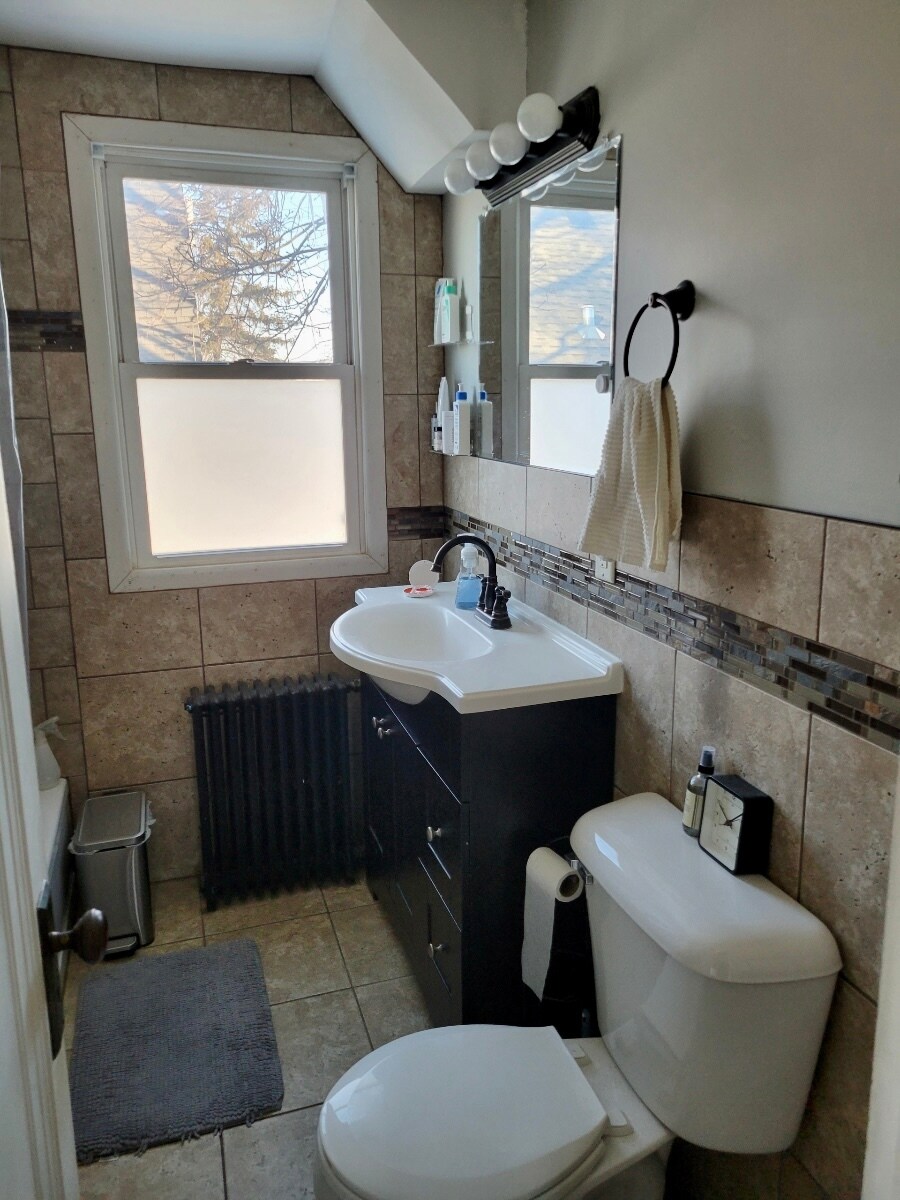 top floor tiled bathroom - 868 Pascal St N