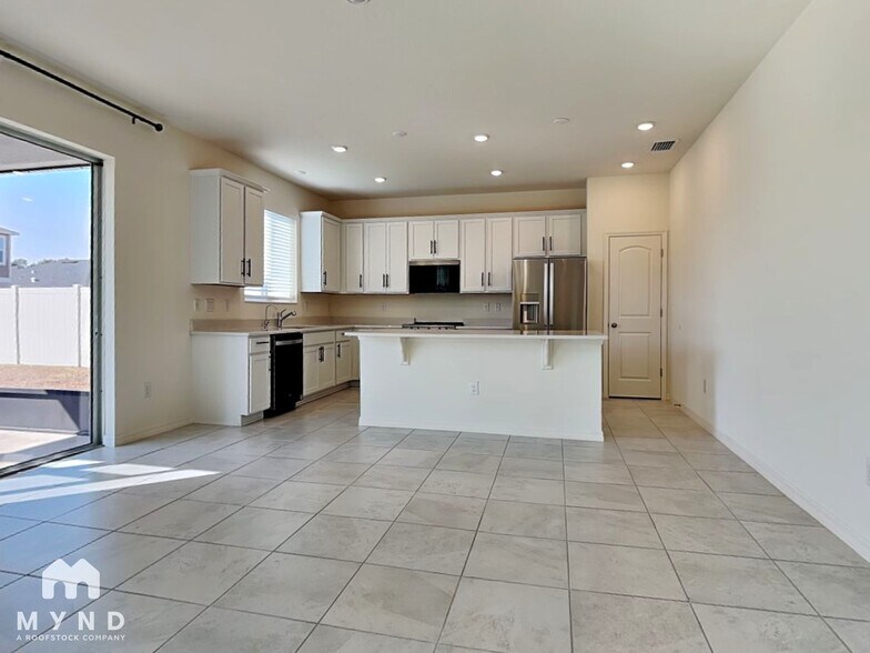 Building Photo - 37450 MacKenzie Dr